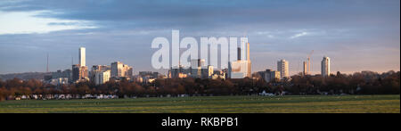 Croydon Skyline aus Purley Spielen der Felder Stockfoto