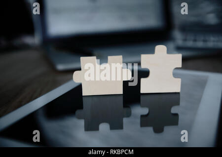Bis zu schließen. zwei Teile Puzzle auf dem Desktop in das kreative Büro Stockfoto