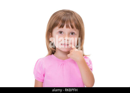 Süße kleine Mädchen 3 Jahr alt in Rosa t-shirt hält die Finger im Mund oder beißt Nägel auf weißem Hintergrund. Schlechte Kindheit Gewohnheiten. Stockfoto