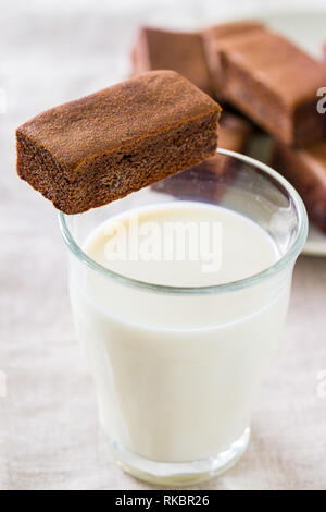 Süße Schokolade brownies und ein Glas Milch. Stockfoto