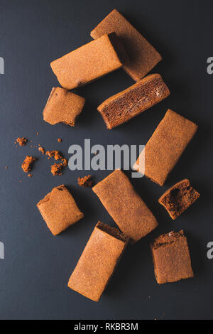 Süße Schokolade brownies auf Schwarz. Ansicht von oben. Stockfoto