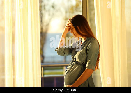 Seitenansicht Portrait von einem besorgten schwangeren Frau zu Hause Beschweren Stockfoto