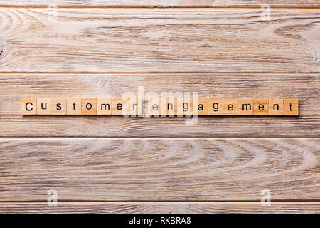 Kunden Engagement Wort auf Holz Block geschrieben. Kunden Engagement text auf Holz- Tabelle für Ihr Design, Konzept. Stockfoto