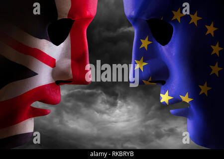 Brexit Konzept zeigt zwei Köpfe zusammen in den EU-Flagge und Britische Flagge bedeckt mit Gewitterwolken hinter sich. Politische grafisches Konzept Artwork. Stockfoto