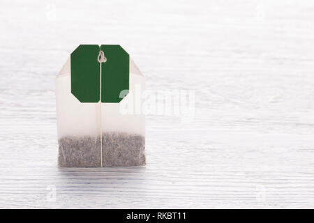 Tee Beutel auf eine weiße Holztisch. Close-up Stockfoto