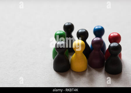 Holzfiguren in verschiedenen Farben Stockfoto