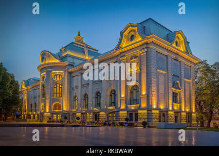 Latvian National Museum of Art Blick vom Parc Seite bei Nacht, Riga, Lettland Stockfoto