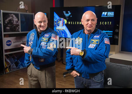 NASA-Astronaut Scott Kelly zusammen mit seinem Bruder, der ehemalige Astronaut Mark Kelly, rechts, zusammen stellen folgende Jahr Scotts lange Mission an Bord der Internationalen Raumstation, 4. März 2016 in Houston, Texas. Scott Kelly wurde der erste US-amerikanische Astronaut ein ganzes Jahr im Raum zu verbringen Stockfoto