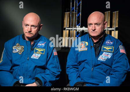 NASA-Astronaut Scott Kelly zusammen mit seinem Bruder, der ehemalige Astronaut Mark Kelly, Links, vor der Scotts kommenden Mission an Bord der Internationalen Raumstation als Expedition 45/46 Commander Januar 19, 2015 in Houston, Texas darstellen. Scott Kelly wird die erste US-amerikanische Astronaut ein ganzes Jahr im Raum zu verbringen Stockfoto