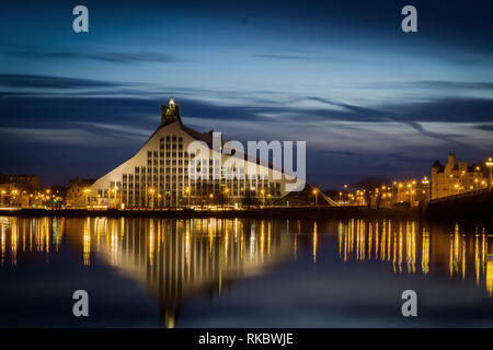 RIGA, Lettland - 2. JULI 2017. Die lettische Nationalbibliothek oder die Burg von Licht bei Sonnenuntergang Stockfoto