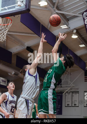 Basketball Aktion mit Red Bluff vs Shasta Junior Varsity in Redding, Kalifornien. Stockfoto