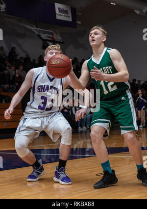 Basketball Aktion mit Red Bluff vs Shasta Junior Varsity in Redding, Kalifornien. Stockfoto