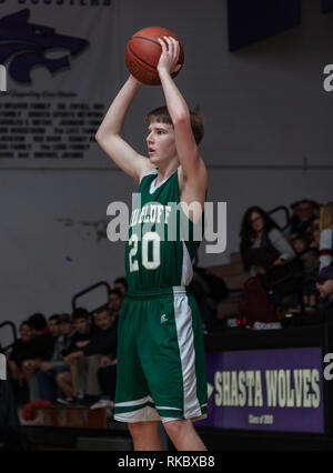 Basketball Aktion mit Red Bluff vs Shasta Junior Varsity in Redding, Kalifornien. Stockfoto