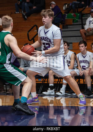 Basketball Aktion mit Red Bluff vs Shasta Junior Varsity in Redding, Kalifornien. Stockfoto