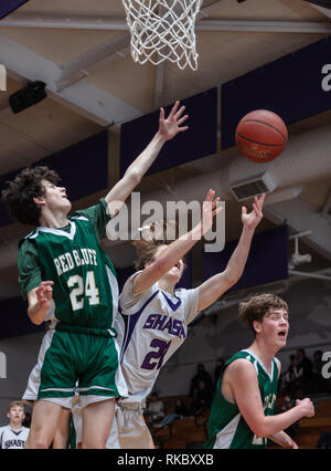 Basketball Aktion mit Red Bluff vs Shasta Junior Varsity in Redding, Kalifornien. Stockfoto