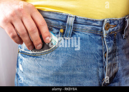 Hand poke out oder bringt bares Geld in der Tasche Stockfoto