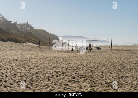 Touristen und Einheimische genießen die Sonne bei Cannon Beach, Oregon, USA. Stockfoto