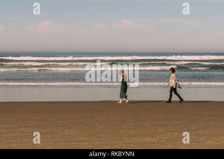 Touristen und Einheimische genießen die Sonne bei Cannon Beach, Oregon, USA. Stockfoto
