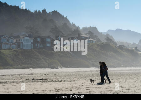 Touristen und Einheimische genießen die Sonne bei Cannon Beach, Oregon, USA. Stockfoto