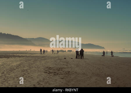 Touristen und Einheimische genießen die Sonne bei Cannon Beach, Oregon, USA. Stockfoto