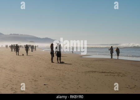 Touristen und Einheimische genießen die Sonne bei Cannon Beach, Oregon, USA. Stockfoto