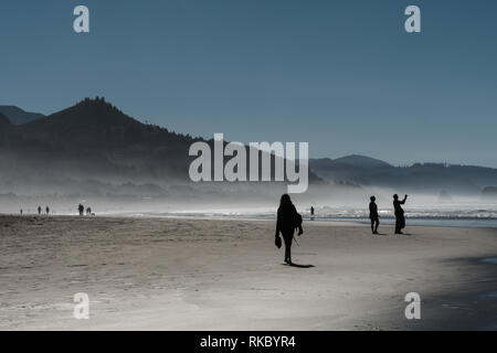 Touristen und Einheimische genießen die Sonne bei Cannon Beach, Oregon, USA. Stockfoto