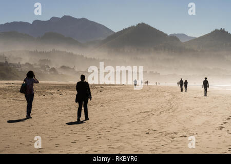 Touristen und Einheimische genießen die Sonne bei Cannon Beach, Oregon, USA. Stockfoto