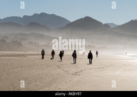 Touristen und Einheimische genießen die Sonne bei Cannon Beach, Oregon, USA. Stockfoto