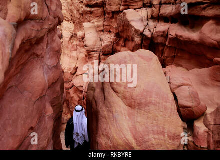 Ein beduinemann Spaziergänge durch Ägyptens Coloured Canyon in der Nähe von Nuweiba auf dem Sinai Halbinsel. (Foto/Hasan Jamali) Stockfoto