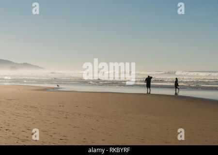 Touristen und Einheimische genießen die Sonne bei Cannon Beach, Oregon, USA. Stockfoto