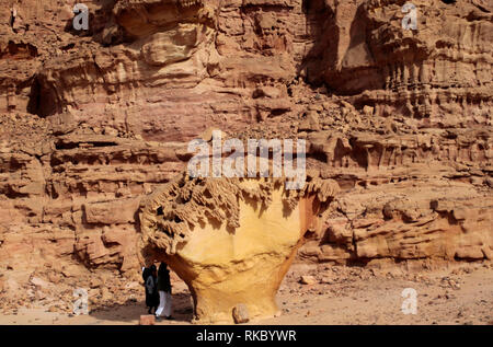 Beduinen stehen Sie unter einem Felsen bekannt als "der Pilz' in Ägyptens Coloured Canyon auf der Halbinsel Sinai. (Foto/Hasan Jamali) Stockfoto