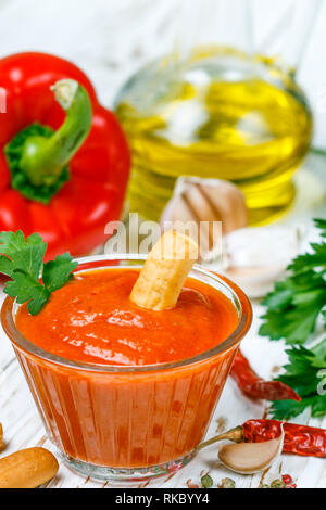 Köstlich würzigen Dip Sauce (Konfitüre, Marmelade) aus gebackenem Red Paprika, Tomaten, Knoblauch, Gewürze und Olivenöl. Dressing für Feinschmecker. Mit serviert. Stockfoto