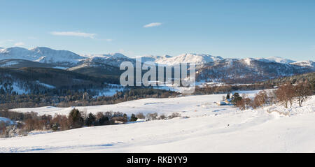 Balmoral Castle am Fuße des Lochnagar in diesem Panoramablick von Royal Deeside im Winter. Stockfoto