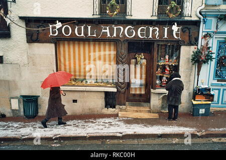 AJAXNETPHOTO. LOUVECIENNES, Frankreich. - Dorf Bäckerei - SNOWY CHRISTMAS SZENE IN DER NÄHE DES PLACE DE L'ÉGLISE; STANDORT BESUCHT VON 19. Jahrhundert Künstler wie Camille Pissarro und Alfred Sisley. Foto: Jonathan Eastland/AJAX REF: TC2587 23 22A Stockfoto