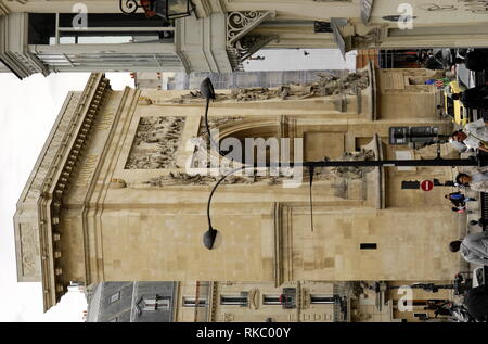 AJAXNETPHOTO. PARIS, FRANKREICH, PARIS. - Stadttor PORTE SAINT-DENIS IN DER 2. ARR. Aus gesehen BLVD. DE Bonne Nouvelle. Foto: Jonathan Eastland/AJAX REF: D 121506 2599 Stockfoto