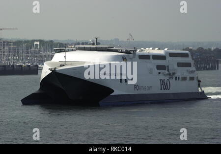 AJAXNETPHOTO. Mai 2004. PORTSMOUTH, England. - OUTWARD BOUND - P&O Ferries High-speed KATAMARAN CHERBOURG EXPRESS verlassen den Hafen. Foto: Jonathan Eastland/AJAX REF: D 41705 245 Stockfoto