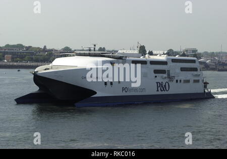 AJAXNETPHOTO. Mai 2004. PORTSMOUTH, England. - OUTWARD BOUND - P&O Ferries High-speed KATAMARAN CHERBOURG EXPRESS verlassen den Hafen. Foto: Jonathan Eastland/AJAX REF: D 41705 248 Stockfoto