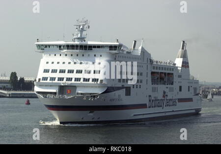 AJAXNETPHOTO. Mai 2004. PORTSMOUTH, England. - BRITTANY FERRIES CROSS CHANNEL AUTO- und PASSAGIERFÄHRE MONT ST.MICHEL NACH AUSSEN GEBUNDEN. Foto: Jonathan Eastland/AJAX REF: D 41705 258 Stockfoto