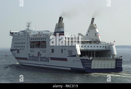 AJAXNETPHOTO. Mai 2004. PORTSMOUTH, England. - BRITTANY FERRIES CROSS CHANNEL AUTO- und PASSAGIERFÄHRE MONT ST.MICHEL NACH AUSSEN GEBUNDEN. Foto: Jonathan Eastland/AJAX REF: D 41705 258 Stockfoto