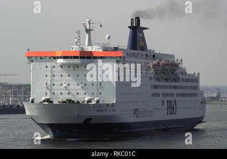 AJAXNETPHOTO. Mai 2004. PORTSMOUTH, England. - OUTWARD BOUND - P&O Ferries STOLZ VON LE HAVRE Hafen verlassen. Foto: Jonathan Eastland/AJAX REF: D 41705 270 Stockfoto