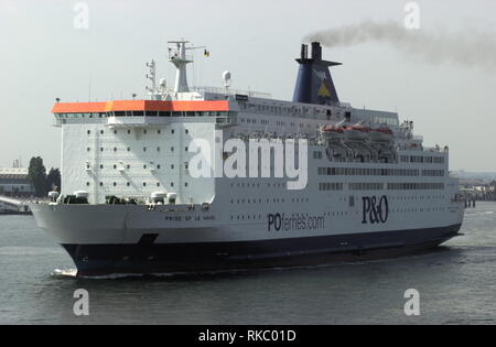 AJAXNETPHOTO. Mai 2004. PORTSMOUTH, England. - OUTWARD BOUND - P&O Ferries STOLZ VON LE HAVRE Hafen verlassen. Foto: Jonathan Eastland/AJAX REF: D 41705 272 Stockfoto