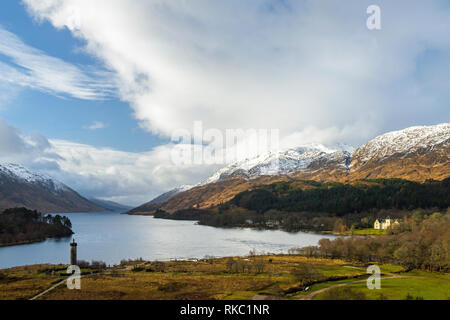 Auf der Suche nach unten auf Loch Shiel und die jacobite Memorial in den schottischen Highlands Stockfoto