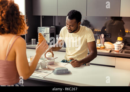 Afrikaner - Mann in Getreide mit Milch zum Frühstück Stockfoto