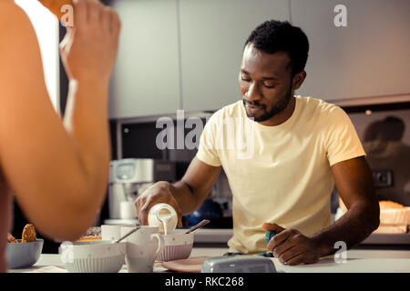 Unternehmer tragen Pyjama in leckeres Frühstück mit Frau Stockfoto