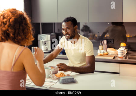 Paar Gefühl der Freude beim gemeinsamen Fruehstueck Stockfoto