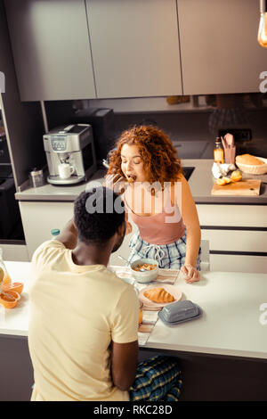 Bärtiger Mann seine Croissant mit seiner schönen Frau Stockfoto