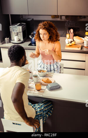 Paar Unternehmer spricht über die Arbeit mit Frühstück Stockfoto