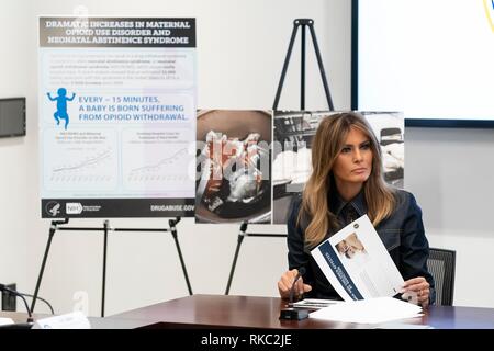 First Lady der USA Melania Trump erhält ein Briefing von Drug Czar Jim Carroll im Büro für nationale Politik der Drogenkontrolle Februar 7, 2019 in Washington, D.C. Stockfoto