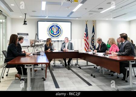 First Lady der USA Melania Trump erhält ein Briefing von Drug Czar Jim Carroll im Büro für nationale Politik der Drogenkontrolle Februar 7, 2019 in Washington, D.C. Stockfoto