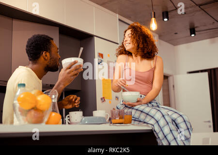 Lustige freundin Lachen beim Frühstück mit Man Stockfoto